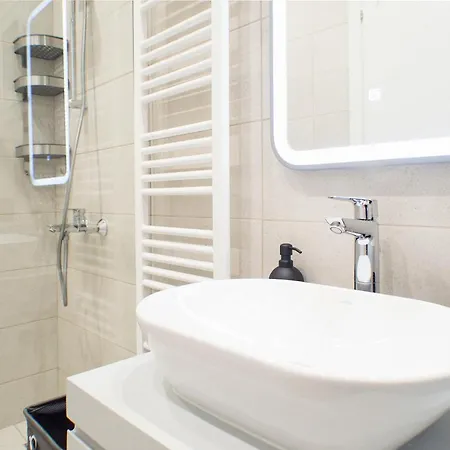 Stylish And Renovated Retreat In Thessaloniki: Cozy At Ioulianou 33 * 테살로니키
