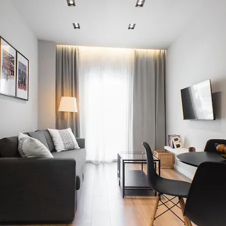 Stylish And Renovated Retreat In Thessaloniki: Cozy At Ioulianou 33 테살로니키