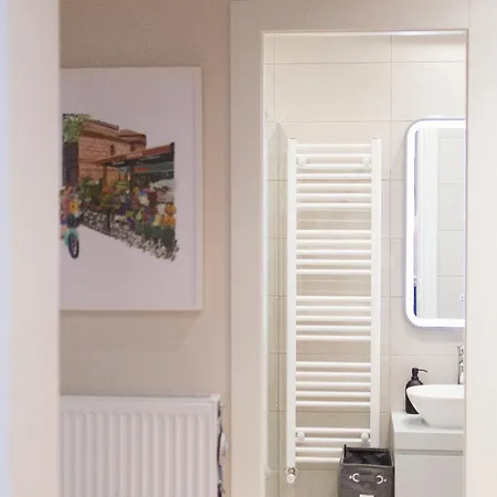 Apartment Stylish And Renovated Retreat In Thessaloniki: Cozy At Ioulianou 33 Thessaloniki