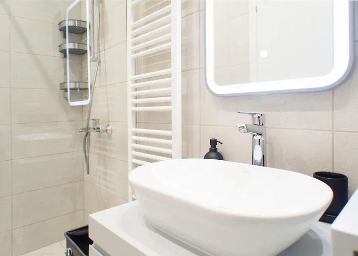 Stylish And Renovated Retreat In Thessaloniki: Cozy At Ioulianou 33 * Thessaloniki